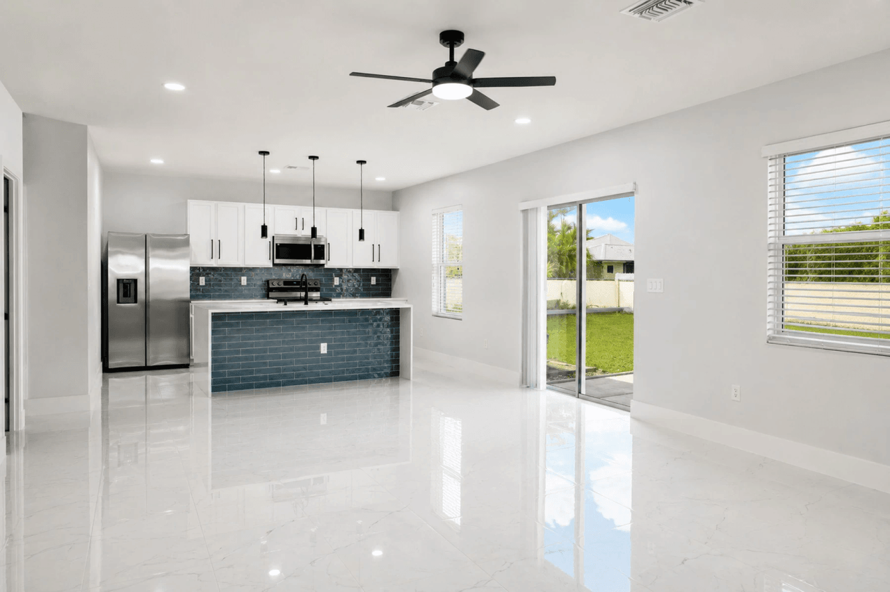 Modernt enfamiljshus till salu i Cape Coral, Florida.