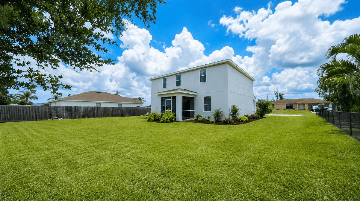 Modernt enfamiljshus till salu i Cape Coral, Florida.