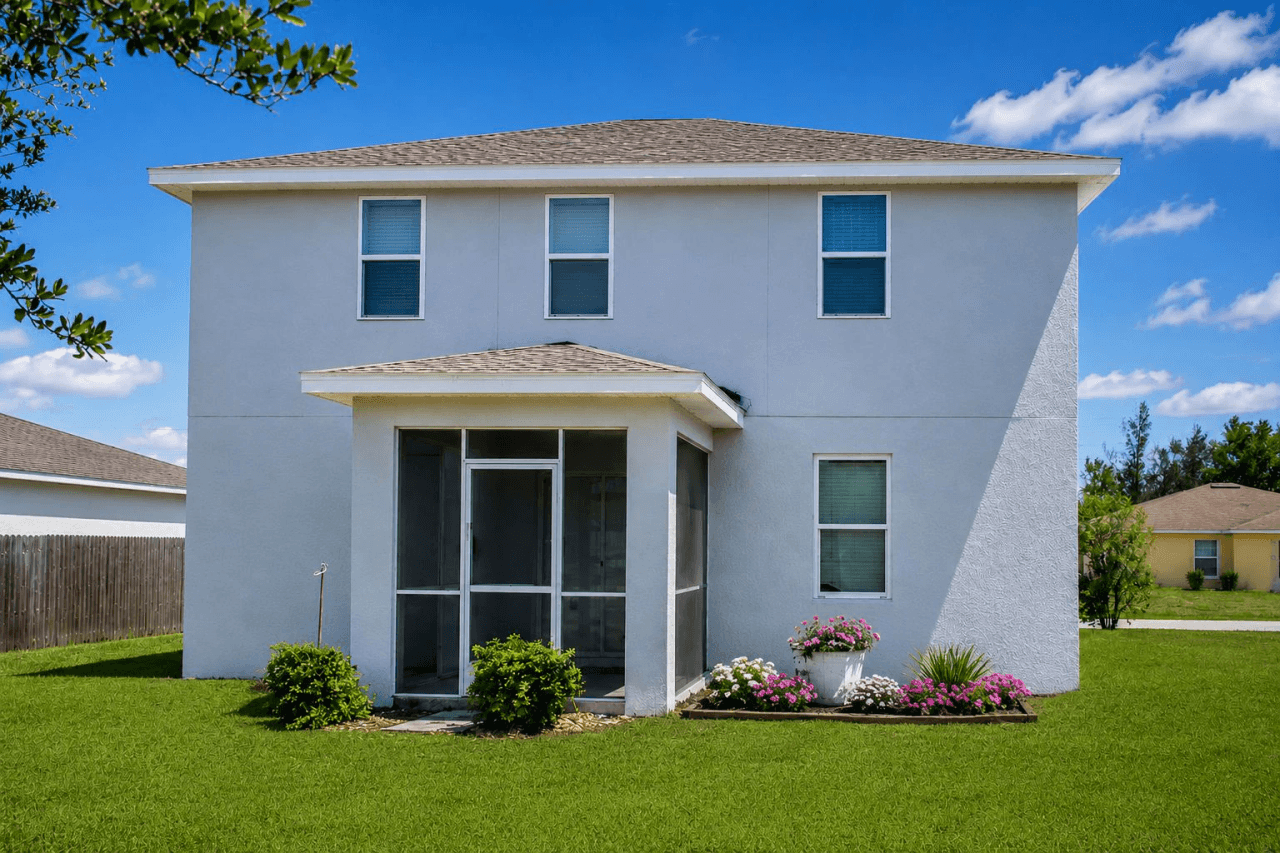 Modernt enfamiljshus till salu i Cape Coral, Florida.