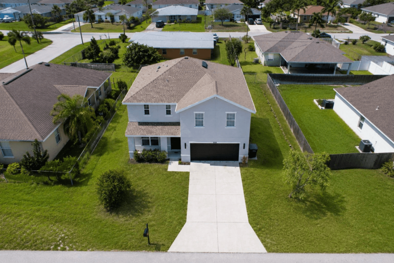 Modernt enfamiljshus till salu i Cape Coral, Florida.
